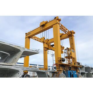 Container Straddle Carrier image 13