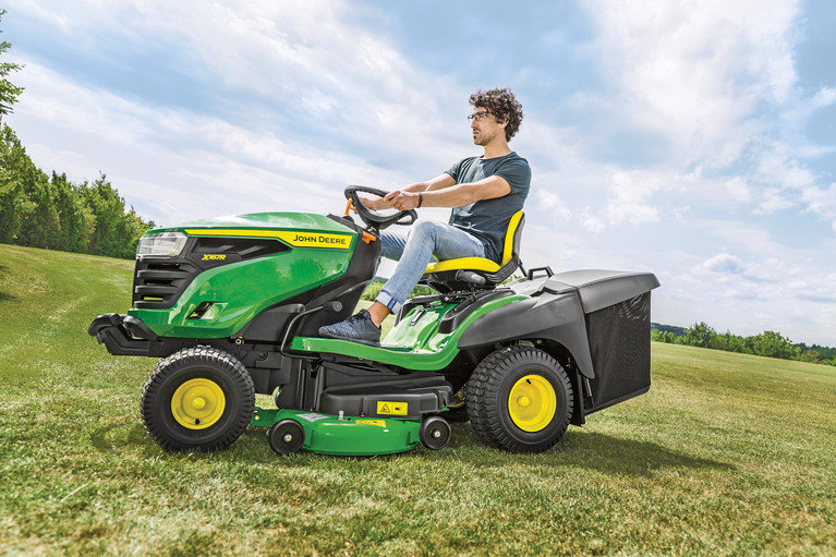 John Deere X167R Lawn Tractor image 2