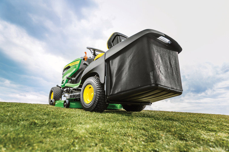 John Deere X167R Lawn Tractor image 3