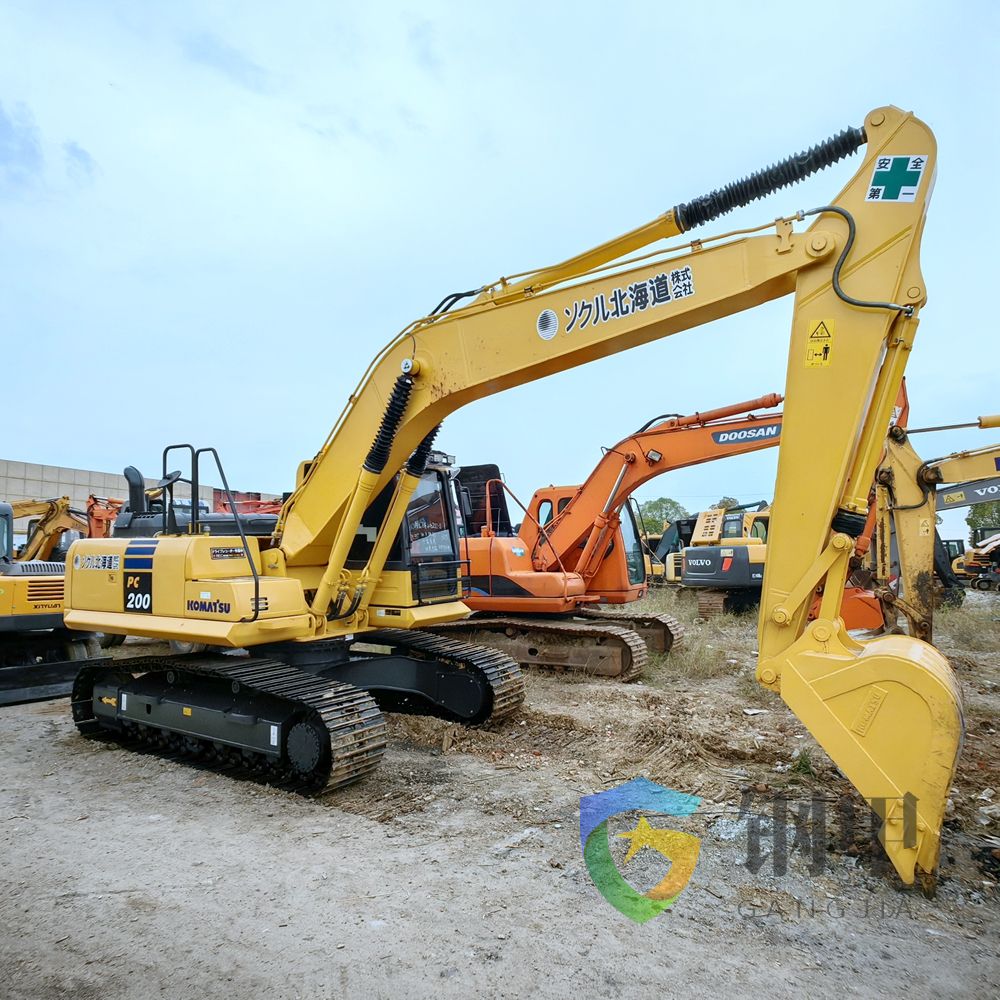 Used Komatsu PC200-8 excavator image 3