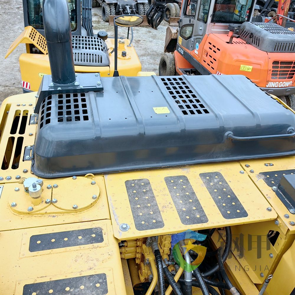 Used Komatsu PC200-8 excavator image 8