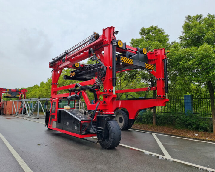 Container Straddle Carrier image 1