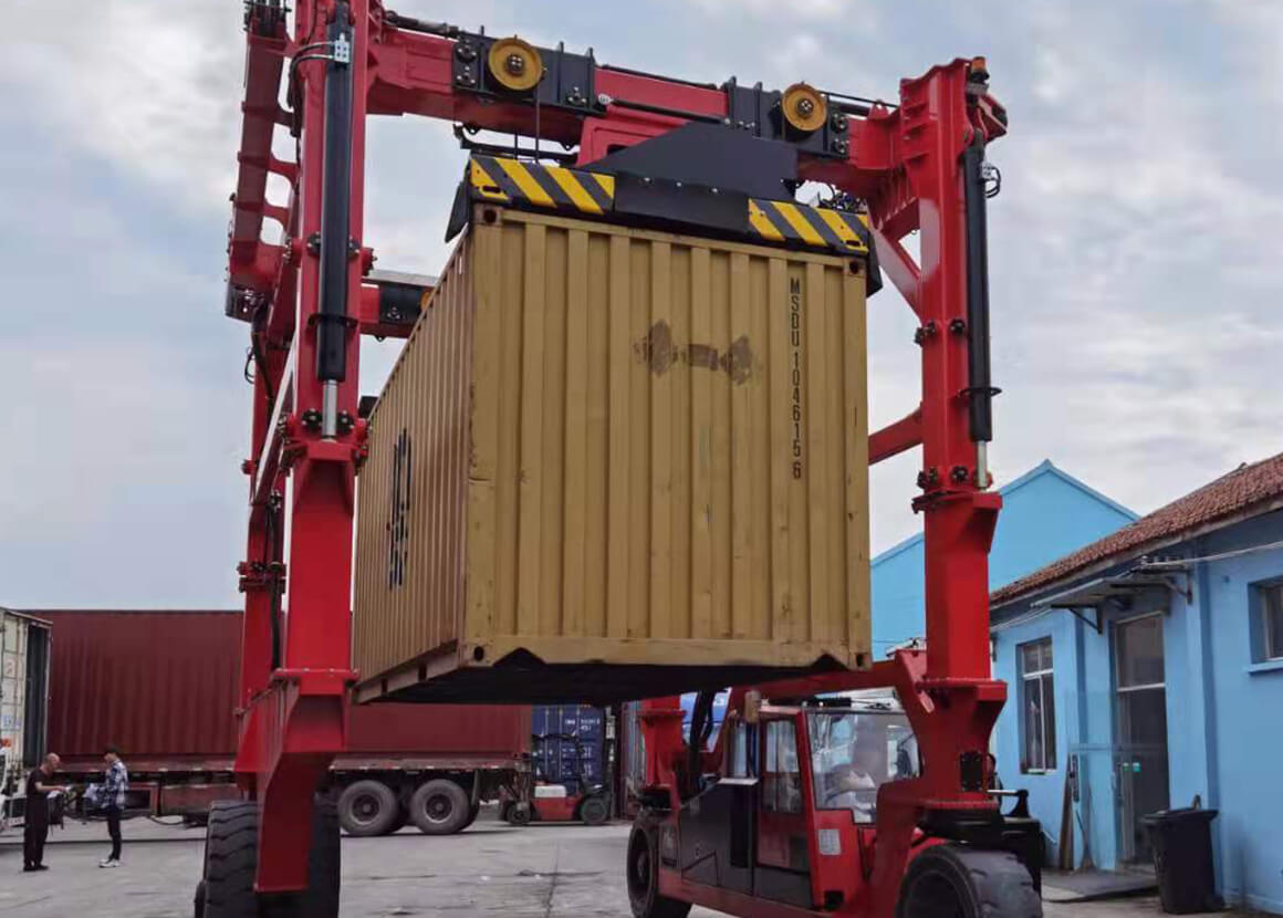 Container Straddle Carrier image 7