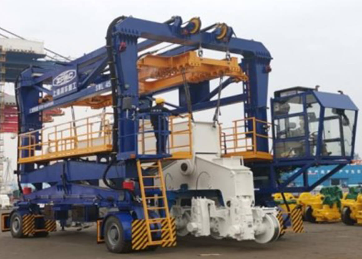 Multifunctional Container Straddle Carrier image 10